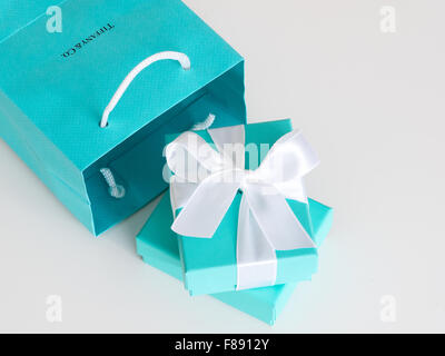 Eine Tiffany Blue Box (kleine blaue Box von Tiffany) von Tiffany & Co., der berühmten New York City-Schmuck-Unternehmen. Stockfoto