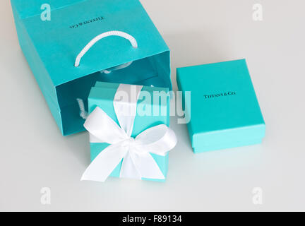 Eine Tiffany Blue Box (kleine blaue Box von Tiffany) von Tiffany & Co., der berühmten New York City-Schmuck-Unternehmen. Stockfoto