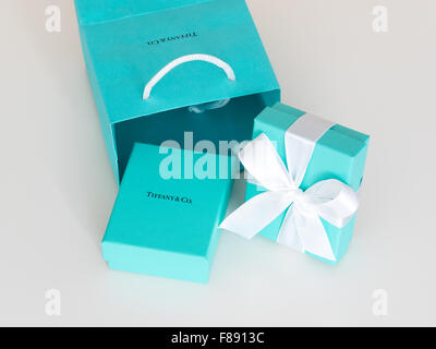 Eine Tiffany Blue Box (kleine blaue Box von Tiffany) von Tiffany & Co., der berühmten New York City-Schmuck-Unternehmen. Stockfoto