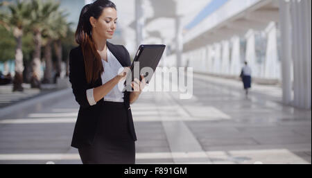 Elegante Geschäftsfrau an einer Strandpromenade Stockfoto