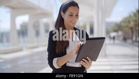 Elegante Geschäftsfrau an einer Strandpromenade Stockfoto