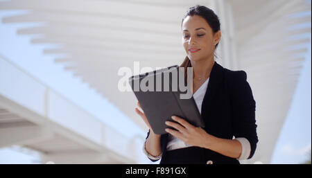 Elegante Geschäftsfrau an einer Strandpromenade Stockfoto