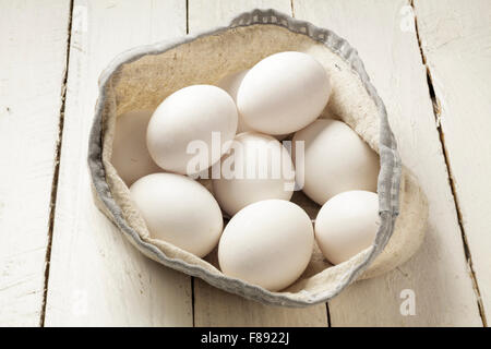 Frische Volleier in Tuch Korb Stockfoto