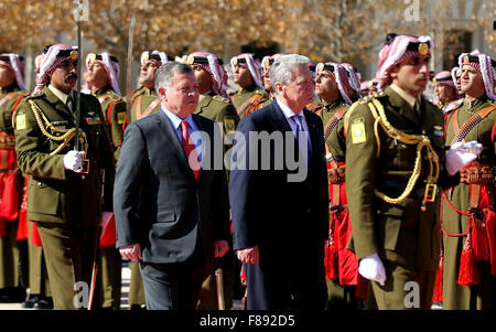 Amman, Jordanien. 7. Dezember 2015. Der deutsche Bundespräsident Joachim Gauck (2. R) prüft die Ehrenwache begleitet von König Abdullah II bin Al-Hussein von Jordanien (2 L) in die Begrüßungszeremonie im Husseiniya Palast in Amman, Jordanien, 7. Dezember 2015. Gauck ist zu einem offiziellen Besuch nach Jordanien. Bildnachweis: Mohammad Abu Ghosh/Xinhua/Alamy Live-Nachrichten Stockfoto