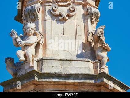 Schnitzereien auf Spire Oronzo Piazza Liberta Ostuni Brindisi Provinz Apulien Italien Apulien Europas Stockfoto