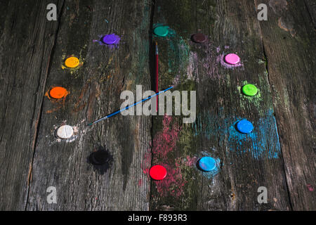 Aquarellfarben in Uhr-Form Stockfoto