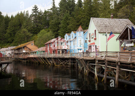 KETCHIKAN, ALASKA - 30. September 2012: Creek Street ist eine historische Uferpromenade thront auf Pfählen an den Ufern des Ketchikan Cre Stockfoto