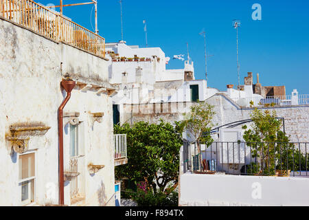 Terrassen der Wohnungen in Ostuni, bekannt als La città Bianca (die weiße Stadt) Brindisi Provinz Apulien Apulien Italien Europa Stockfoto