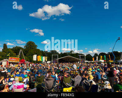 Verdrängen Sie genießen Sie eine Aufführung in der Cambridge Folk Festival jeden Sommer im Cherry Hinton in Cambridgeshire England UK statt Stockfoto