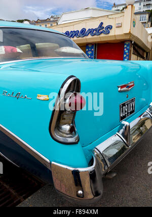 1956 Chevrolet Bel Air amerikanisches Auto mit typischen 50er Jahre Flügel und Styling mit Chrom und zweifarbig blau Farbe Stockfoto