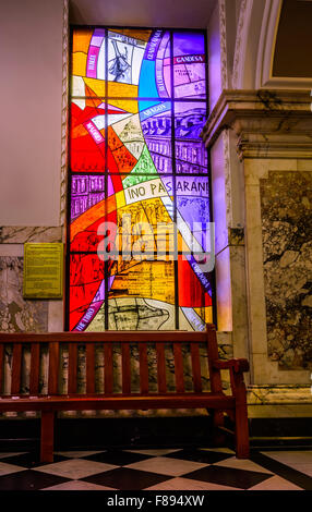 Neue No Pasaran antifaschistischen Glasmalerei Tribut in Belfast City Hall Stockfoto