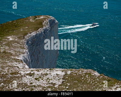 Schnellboot im Solent in der Nähe von The Needles eine Kreide rock Formation an der Westküste von der Isle Of Wight im südlichen England UK Stockfoto