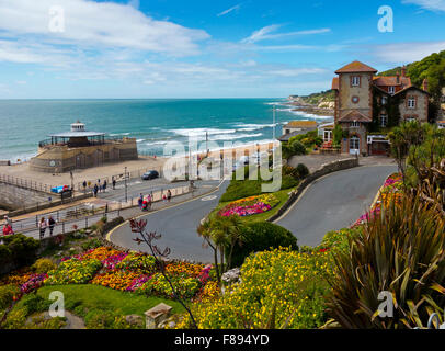 Der Strand und Cascade Gärten in Ventnor Seaside resort an der Südküste von der Isle Of Wight im südlichen England UK Stockfoto