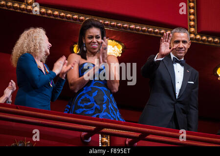 Washington, DC, USA. 6. Dezember 2015. US-Präsident Barack Obama und First Lady Michelle Obama besucht das Kennedy Center Honors im Kennedy Center in Washington, DC, USA, 6. Dezember 2015. Die 2015 Kennedy Center Preisträger sind: Singer-Songwriter Carole King, Filmemacher George Lucas, Schauspielerin und Sängerin Rita Moreno, Dirigent Seiji Ozawa und Schauspielerin und Broadway Sterne Cicely Tyson. Carole King ist auf der linken Seite abgebildet. Bildnachweis: Jim LoScalzo/Pool über CNP - kein Draht-SERVICE - Credit: Dpa/Alamy Live-Nachrichten Stockfoto