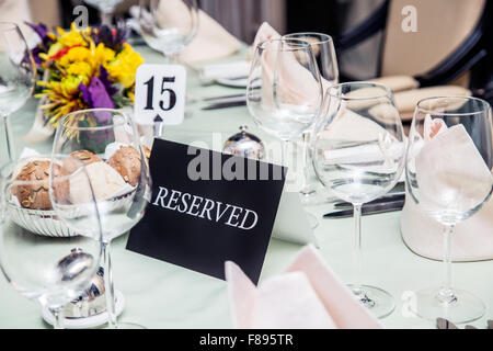 Festival Abendessen Einstellung und "Reserviert" unterzeichnen. Stockfoto