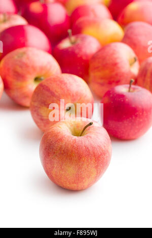 rote Äpfel auf weißem Hintergrund Stockfoto