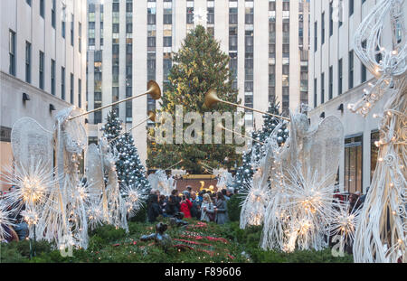 Weihnachtsbaum im Rockefeller Center von Fifth Avenue in New York gesehen Stockfoto