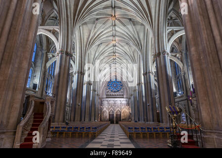 Ein Blick aus dem Chor nach Westen durch die viktorianischen Hauptschiff der Bristol Cathedral. Die Rosette ist ganz am Ende. Stockfoto