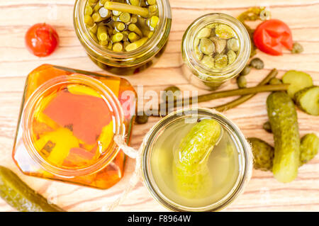 Eingelegtes Gemüse in Gläser, Kapern, Gurken, Paprika, wilder Lauch Draufsicht Stockfoto
