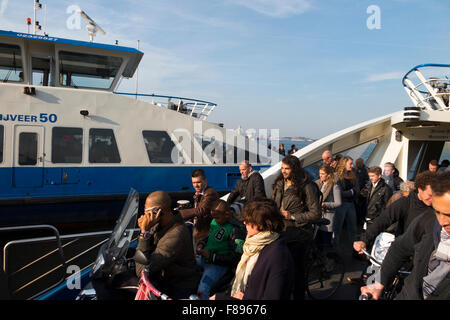 Die GVB Fähre / Freie Passagier Fähre überquert den Fluss IJ zwischen Amsterdam Central Station & Buiksloterweg in der niederländischen Hauptstadt Niederlande Holland Stockfoto