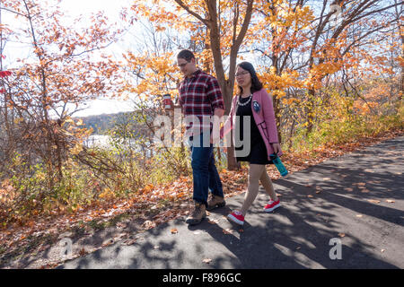 Gemischte Rassen paar Flanieren auf dem Boulevard North Mississippi Fluß Weg Hand in Hand.  St Paul Minnesota MN USA Stockfoto