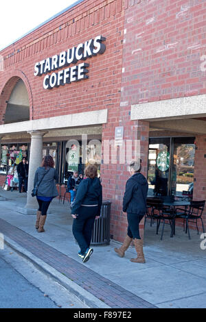 Durstige Menschen in Richtung der allgegenwärtigen Starbucks für eine leckere Tasse Kaffee. Woodridge Illinois IL USA Stockfoto