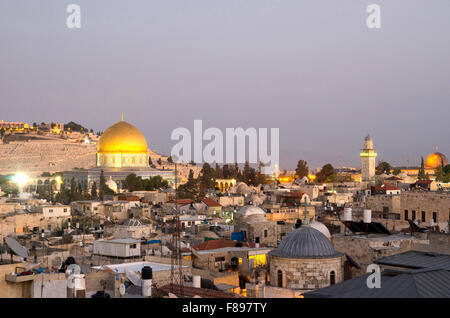 Die Altstadt von Jerusalem in der Dämmerung, Israel/Palästina Stockfoto