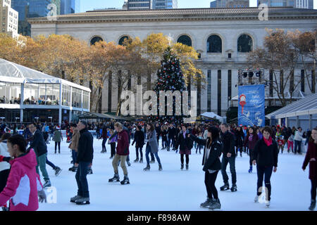 Menschen Eislaufen am Eislaufplatz im Bryant Park in New York City. Stockfoto