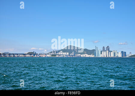 Gwangan Big-Brücke und Marinestadt in Busan, Korea. Die Hängebrücke ist ein Wahrzeichen von Busan. Stockfoto