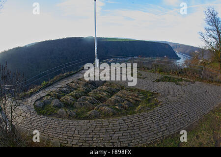 St. Goarshausen, Deutschland. 7. Dezember 2015. Einen Überblick über die verlassenen Lorelei-Plateau oberhalb der Loreley am Rhein, in der Nähe von St. Goarshausen, Deutschland, 7. Dezember 2015. Am 8. Dezember 2015 soll der Rheinland-Pfalz-Minister für Inneres und Infrastruktur eine Förderentscheidung vom Staat für mehr als 4,5 Millionen Euro für eine komplette Neuentwicklung des Besucherbereichs auf dem weltberühmten Felsen einreichen. Foto: THOMAS FREY/DPA/Alamy Live-Nachrichten Stockfoto