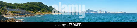 Panorama der Igidae Küste und Haeundae. Igidae Park ist ein Wanderweg entlang der Küste und es wird für schöne Landschaft bekannt. Stockfoto