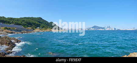 Panorama der Igidae Küste und Haeundae. Igidae Park ist ein Wanderweg entlang der Küste und es wird für schöne Landschaft bekannt. Stockfoto