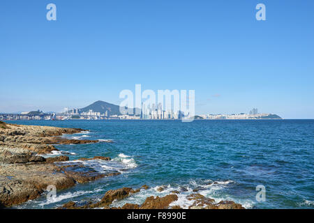 Gwangan Big-Brücke und Marinestadt in Busan, Korea. Die Hängebrücke ist ein Wahrzeichen von Busan.  Und Marinestadt ist Luxus ein Stockfoto