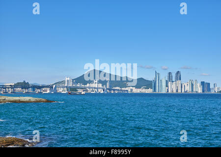 Gwangan Big-Brücke und Marinestadt in Busan, Korea. Die Hängebrücke ist ein Wahrzeichen von Busan.  Und Marinestadt ist Luxus ein Stockfoto