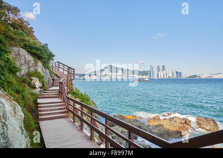 Landschaft der Igidae Küste. Igidae Park ist ein Wanderweg entlang der Küste und es wird berühmt für schöne Landschaft mit Haeundae Stockfoto