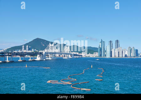 Gwangan Big-Brücke und Marinestadt in Busan, Korea. Die Hängebrücke ist ein Wahrzeichen von Busan.  Und Marinestadt ist Luxus ein Stockfoto