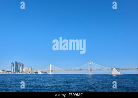 Gwangan Big-Brücke und Marinestadt in Busan, Korea. Die Hängebrücke ist ein Wahrzeichen von Busan.  Und Marinestadt ist Luxus ein Stockfoto
