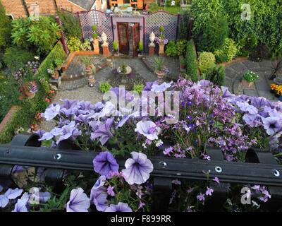 Gitter und gefälschte Tür mit Spiegel im Garten Stockfoto