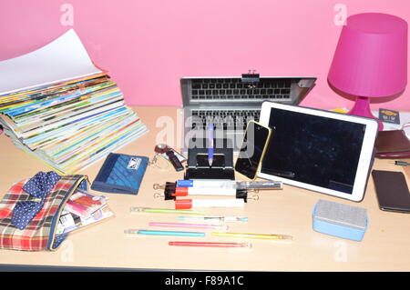 elektronische Geräte, Leptop, Handy, Ipod, Tablet, Schreibtisch, Tischleuchte und alle Apple-Mac-Geräte Stockfoto