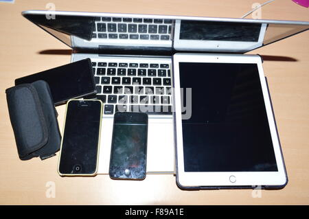 elektronische Geräte, Leptop, Handy, Ipod, Tablet, Schreibtisch, Tischleuchte und alle Apple-Mac-Geräte Stockfoto