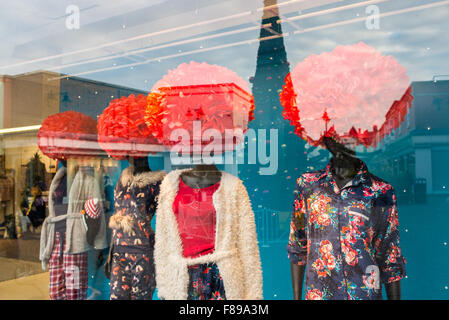 Salisbury, Wiltshire, Großbritannien. 07.. Dezember 2015. Afro-Style-Frisuren in weihnachtlichem Rot auf Schaufensterpuppen sind im Marks and Spencer Store in Salisbury, Wiltshire, Großbritannien, ein Blickfang Stockfoto