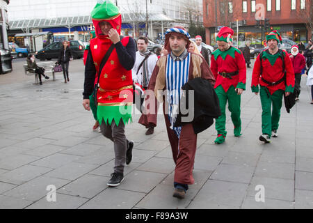 Wimbledon London, UK. 7. Dezember 2015. Männer gekleidet wie Elfen zu Fuß im Stadtzentrum von Wimbledon Credit: Amer Ghazzal/Alamy Live-Nachrichten Stockfoto