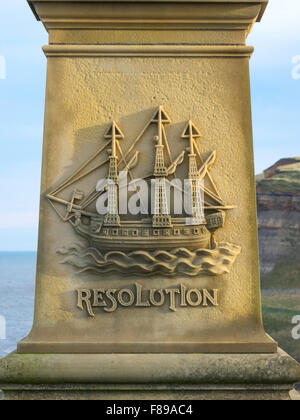 Sandstein Carving der Entschließung des Schiffes Commemorative Statue des berühmten Entdecker Captain James Cook auf West Cliff Whitby Stockfoto