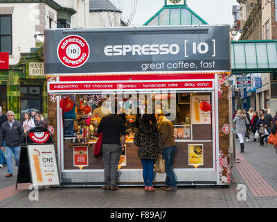 10 Espresso-Kaffee-Bar, ein sehr beliebtes Café in der Innenstadt, shopping-district in Middlesbrough Cleveland England UK Stockfoto