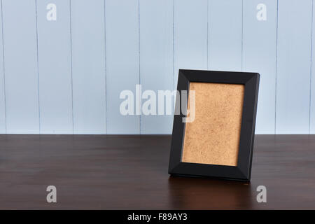 auf einem Holztisch auf einem blauen Hintergrund in schwarz hergestellt aus Platten blau lackiert Stockfoto