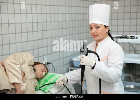 Arzt und Patient während der Endoskopie Examen in Klinik Stockfoto