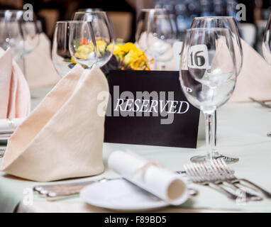 Festival Abendessen Einstellung und "Reserviert" unterzeichnen. Stockfoto