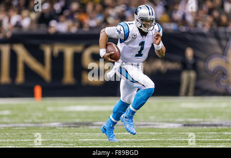 New Orleans, Louisiana, USA. 6. Dezember 2015. LA, quarterback Carolina Panthers Cam Newton #1 kriecht in einem NFL-Spiel gegen die New Orleans Saints am 6. Dezember 2015, im Mercedes-Benz Superdome in New Orleans, Louisiana. Die Panthers besiegten die Heiligen 41-38. Margaret Bowles/CSM/Alamy Live-Nachrichten Stockfoto