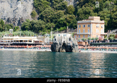 Monterosso, Italien - 7. Juli 2015: Leute schwimmen und Sonnenbaden am Strand von Monterosso in Cinque Terre, Italien Stockfoto