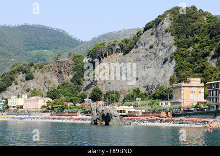 Monterosso, Italien - 7. Juli 2015: Leute schwimmen und Sonnenbaden am Strand von Monterosso in Cinque Terre, Italien Stockfoto